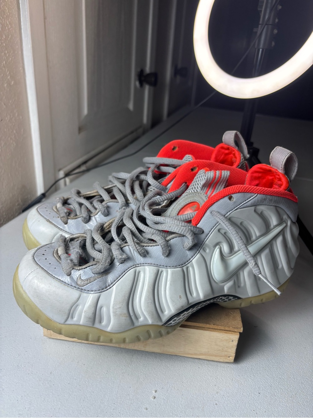 Nike Air Foamposite Pro Sz 10 US
Pure Platinum 616750-003 Glow In Dark dirty